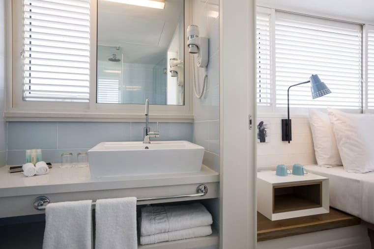 חדר רחצה במלון ים תל אביב